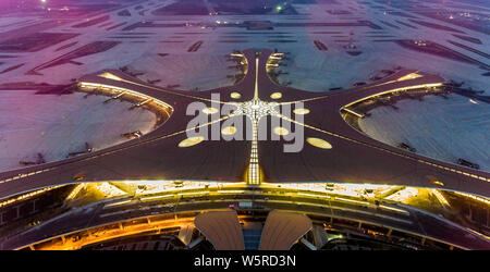 Die Pekinger Daxing International Airport ist durch Lichtprojektionen am Abend in Peking, China, beleuchtet, 27. Juni 2019. Pekinger Daxing Internationale Ai Stockfoto