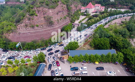 Autos fahren Sie langsam auf der Straße, wie sie sich vorbereiten, die Landschaft von Wasser durch den Xiaolangdi Dam für Hochwasserschutz auf dem Gelben Fluss zu genießen Stockfoto