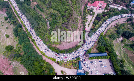 Autos fahren Sie langsam auf der Straße, wie sie sich vorbereiten, die Landschaft von Wasser durch den Xiaolangdi Dam für Hochwasserschutz auf dem Gelben Fluss zu genießen Stockfoto