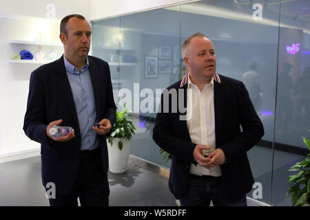 Schottischer Snookerspieler John Higgins, rechts, und walisischer Snookerspieler Mark Williams besuchen sie die Zentrale der Kleine Schwan Marke Midea der Gruppe vor Stockfoto