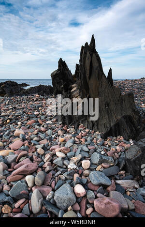 Natürliche seashore Steine und dunklem Schiefergestein. Arctic Ocean Küstenlinie in Varanger Halbinsel, Finnmark, Norwegen Stockfoto