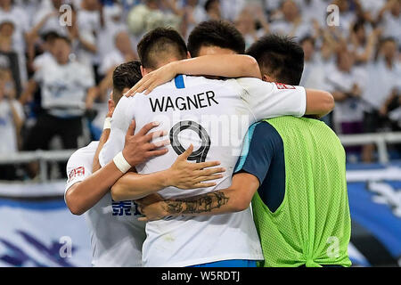 Deutsche Fußballspieler Sandro Wagner, Mitte, von Tianjin TEDA feiert mit seinen Mannschaftskameraden nachdem Sie gegen Shandong Luneng Taishan in ihrer 14 t Stockfoto