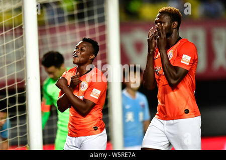 Senegalesischer Fußballspieler Makhete Diop und kenianischen Fußballspieler Ayub Masika von Peking Renhe nachdem Sie gegen Tianjin Tianhai im feiern. Stockfoto