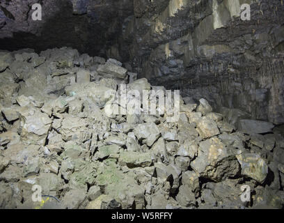 Im Inneren eines großen unterirdischen Höhle Höhle mit Calcit Stalaktiten, die von der Decke hängen Stockfoto