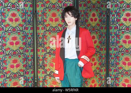 Chinesische Sänger und Songwriter Hua Chenyu, auch bekannt als HuaHua nimmt an der Eröffnungsfeier für eine Gucci Boutique Shop in Peking, China, 27. Juni 201 Stockfoto