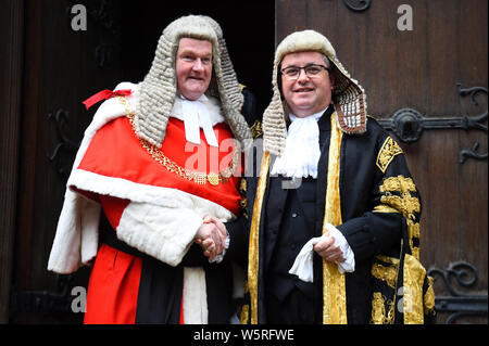 Robert Buckland QC (rechts) posiert für ein Foto mit dem Lord Chief Justice, Herr Burnett von Maldon, wie er kommt an der Royal Courts of Justice in London für seine Vereidigung Zeremonie als Herrn Bundeskanzler. Stockfoto