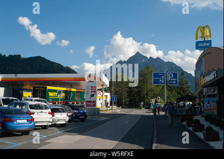 19.06.2019, Schönberg, Tirol, Österreich, Europa - Service Station im Stubaital entlang der Brennerautobahn Autobahn mit Blick auf die Alpen. Stockfoto