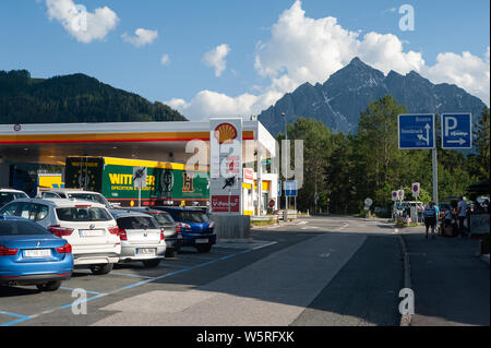 19.06.2019, Schönberg, Tirol, Österreich, Europa - Service Station im Stubaital entlang der Brennerautobahn Autobahn mit Blick auf die Alpen. Stockfoto