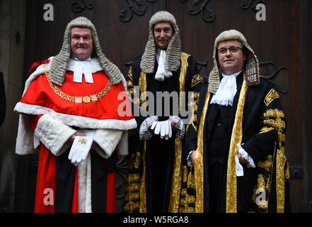 Robert Buckland QC (rechts) posiert für ein Foto mit dem Lord Chief Justice, Herr Burnett von Maldon (links) und Master der Rollen Sir Terence Etherton (Mitte), wie er an der Royal Courts of Justice in London kommt für seine Vereidigung Zeremonie als Herrn Bundeskanzler. Stockfoto