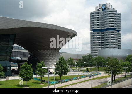 23.06.2019, München, Bayern, Deutschland, Europa-BMW-Turm "4-Zylinder" mit der BMW Welt showroom Gebäude am Mittleren Ring Straße. Stockfoto