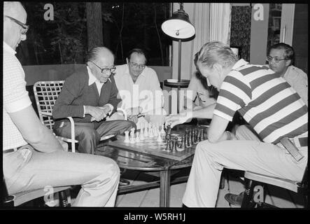 Menahem Begin und Zbigniew Brzezinski Schach spielen während der Camp David Gipfel. Stockfoto