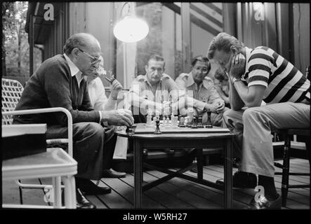 Menahem Begin und Zbigniew Brzezinski Schach spielen während der Camp David Gipfel. Stockfoto