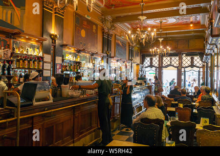 Lissabon, Portugal.  Café A Brasileira Interieur.  Das Café ist eines der berühmtesten in Lissabon.  Es wurde 1905 gegründet. Stockfoto