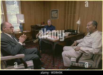 Menachem Begin, Jimmy Carter und Anwar Sadat treffen Während der Camp David Gipfel. Stockfoto