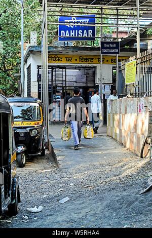 Dahisar Bahnhof Eintrag Mumbai Maharashtra Indien Asien Stockfoto