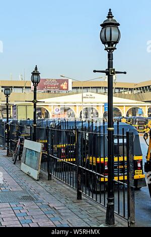 Mira Straße Bahnhof Eingang Mumbai Maharashtra Indien Asien Stockfoto