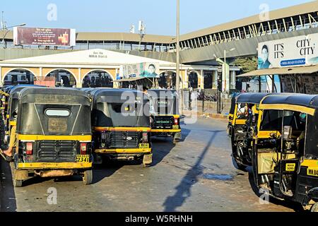 Mira Straße Bahnhof Eingang Mumbai Maharashtra Indien Asien Stockfoto