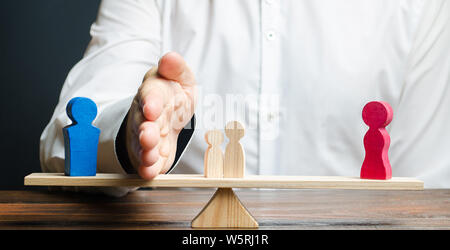 Ein Mann mit einem Palm trennt die Kinder vom Vater an die Mutter. Daß ein Vater der elterlichen Rechte und Übertragung der Kinder unter Vormundschaft. Kind Stockfoto