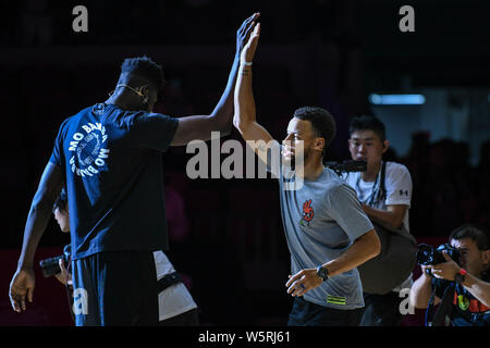 NBA-Stars Stephen Curry, rechts, der Golden State Warriors, und Mohamed Bamba der Orlando Magic, an der 2019 unter Rüstung Basketball Asien Tour in Sha Stockfoto