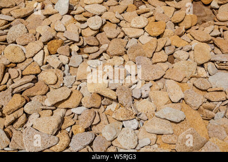Textur und Hintergrund von flachen Steinen in verschiedenen Formen an der Küste des Schwarzen Meeres Stockfoto