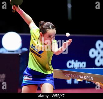 Ito Mima Japans serviert gegen Wang Manyu von China im Halbfinale der Frauen singles während der Seamaster 2029 ITTF World Tour Platin Kinn Stockfoto