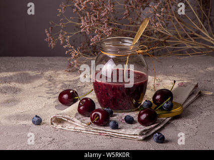 Smoothie Marmelade von Sweet cherry und bluberry in Glas Glas Stockfoto