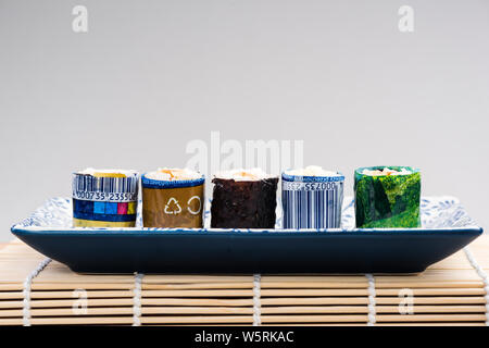 Sushi Wrapped in Plastic, Ocean Verschmutzung konzeptionelle Bild. Kopieren Space Poster. Stockfoto