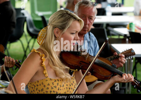 Eine Frau spielt eine Geige an der Warwick Folk Festival, Warwickshire, Großbritannien Stockfoto