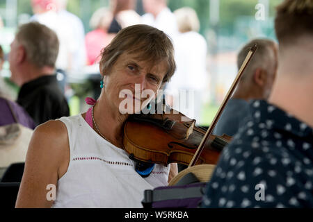 Eine Frau spielt eine Geige an der Warwick Folk Festival, Warwickshire, Großbritannien Stockfoto