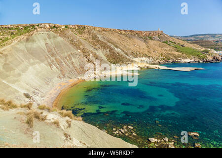 Maltesische Strand. Küste von Malta. Ghajn Tuffieha Bay im Sommer. Tropical Resort. Landschaft mit Strand und klaren Himmel. Stockfoto