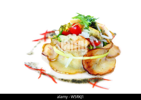 Salat auf einem weißen Hintergrund: Tomate, Apfel, Zwiebel, Brokkoli, grüne Erbsen, Kartoffeln, Pfeffer. Stockfoto