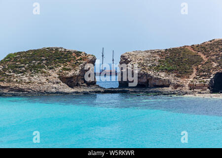 Wunderschöne blaue Lagune mit türkisblauem Wasser, Yachten und Boote an einem sonnigen Sommertag. Comino, Malta Stockfoto