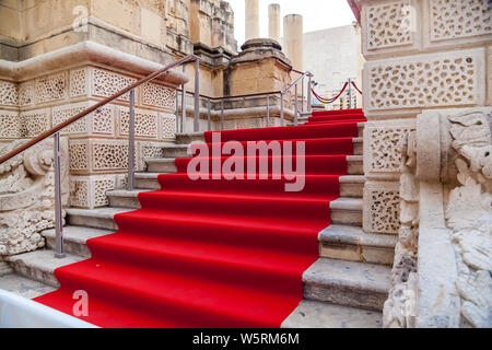 Roter Teppich auf der Treppe von der Altstadt von Valletta, wird verwendet, um die Route an der Zeremonie von Valletta film festival Malta, Europa zu markieren Stockfoto
