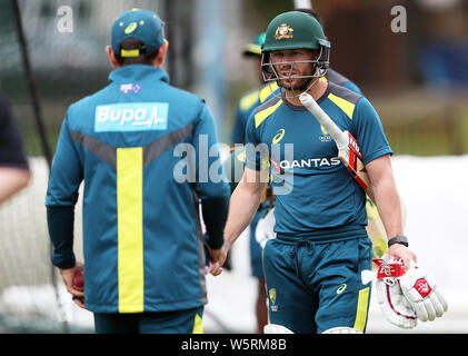 Australiens David Warner (rechts) und Head Coach Justin Langer während der Netze Sitzung in Edgbaston, Birmingham. Stockfoto