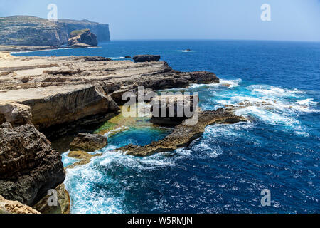 Deep Blue Hole am Weltberühmten Azure Window auf Gozo. Insel mediterranen Natur Wunder in der schönen Malta Stockfoto