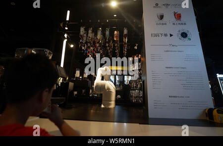 Eine künstliche Intelligenz (KI) Robotic Barkeeper macht einen Cocktail für Kunden in Tianjin, China, 29. Juni 2019. Stockfoto