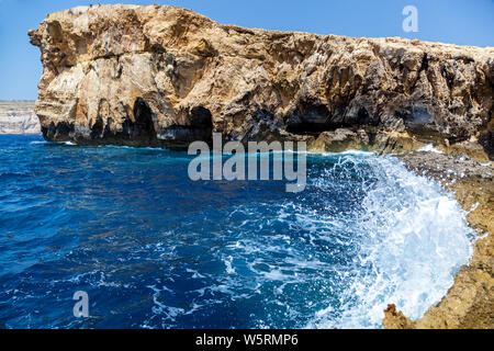Deep Blue Hole am Weltberühmten Azure Window auf Gozo. Insel mediterranen Natur Wunder in der schönen Malta Stockfoto