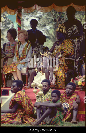 First Lady Pat Nixon, Ehefrau von Präsident Richard Nixon, besucht eine Zeremonie in Ghana, begleitet von Shirley Temple Black.; Umfang und Inhalt: Im Bild: Frau Nixon. Betrifft: Frau Nixons Reise nach Afrika. Stockfoto