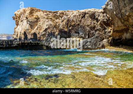 Deep Blue Hole am Weltberühmten Azure Window auf Gozo. Insel mediterranen Natur Wunder in der schönen Malta Stockfoto