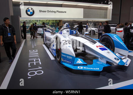 ---- BMW iFE. 18 Formel E Rennwagen ist auf dem Display während der 18. Internationalen Automobil- Ausstellung in Shanghai, die auch als Auto S bekannt Stockfoto