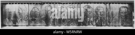 Wandbild der Präsidenten Lyndon B. Johnson, Franklin D. Roosevelt, Harry S. Truman, Eisenhower, und John F. Kennedy; Umfang und Inhalt: Dieses Wandbild besteht aus fünf Geätztem magnesium Platten, jeweils acht Meter hoch und 10 Meter lang. Es wurde von Naomi Savage 1971 auf Kommission von der Universität von Texas in Austin für die Lyndon B. Johnson Bibliothek und Museum erstellt. Allgemeine Hinweise: Das gesamte Wandbild Maßnahmen 8" x 50". Stockfoto