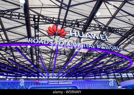 ---- Leute besuchen den Stand der Huawei während des 13. Internationalen Photovoltaische Energieerzeugung und Smart Energy Conference & Exhibition (Snec 20. Stockfoto
