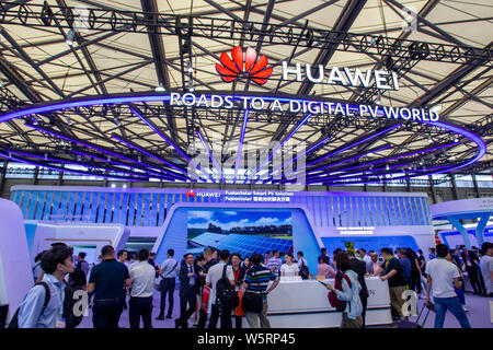 ---- Leute besuchen den Stand der Huawei während des 13. Internationalen Photovoltaische Energieerzeugung und Smart Energy Conference & Exhibition (Snec 20. Stockfoto
