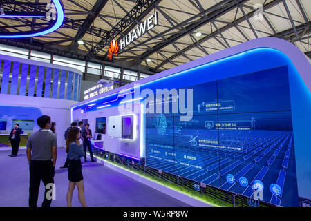 ---- Leute besuchen den Stand der Huawei während des 13. Internationalen Photovoltaische Energieerzeugung und Smart Energy Conference & Exhibition (Snec 20. Stockfoto