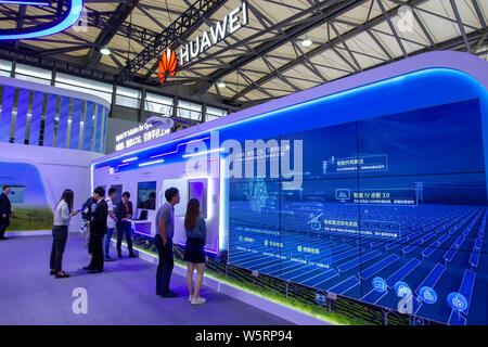 ---- Leute besuchen den Stand der Huawei während des 13. Internationalen Photovoltaische Energieerzeugung und Smart Energy Conference & Exhibition (Snec 20. Stockfoto