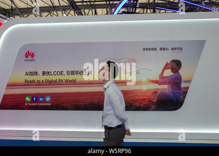 ---- Leute besuchen den Stand der Huawei während des 13. Internationalen Photovoltaische Energieerzeugung und Smart Energy Conference & Exhibition (Snec 20. Stockfoto