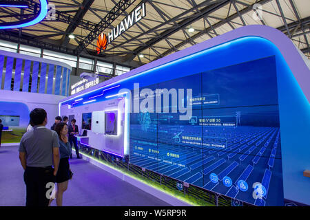---- Leute besuchen den Stand der Huawei während des 13. Internationalen Photovoltaische Energieerzeugung und Smart Energy Conference & Exhibition (Snec 20. Stockfoto