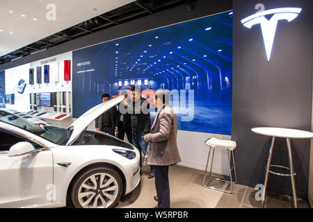 ------ Kunden in einem Geschäft von Tesla in Shanghai, China, 4. März 2019. Uns Electric Car Maker Tesla Inkl günstig Ihre China - Modell 3 Fahrzeuge Stockfoto