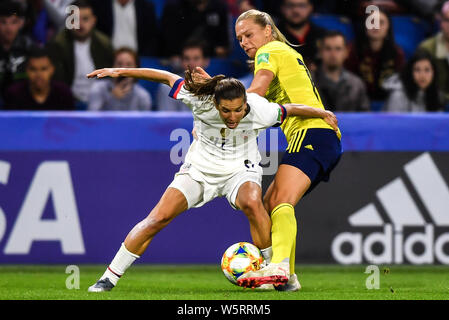 Tobin Heide, Links, der nationalen Fußball der Vereinigten Staaten frauen Team den Ball gegen Sofia Jakobsson der nationalen schwedischen Frauen Fußball-Team in t Stockfoto