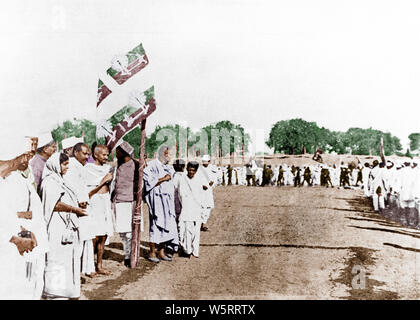 Mahatma Gandhi mit Sardar Vallabhbhai Patel und Sarojini Naidu Gujarat Indien Asien Dezember 1921 Stockfoto